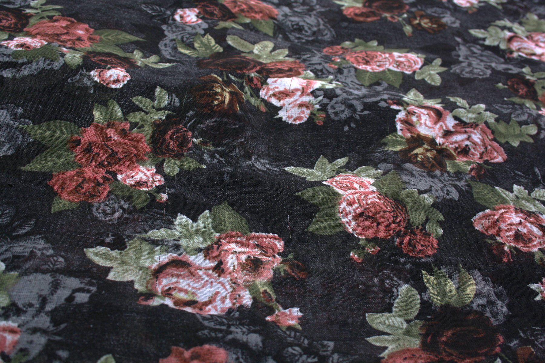 Foulards, Tücher & Schals: Schwarzer Schal mit Blumenmotiv – Gebraucht aus Zollikofen von Restwert_Zollikofen 3