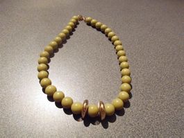 Kette olivgrüne Perlen, 2 goldfarbige Scheiben