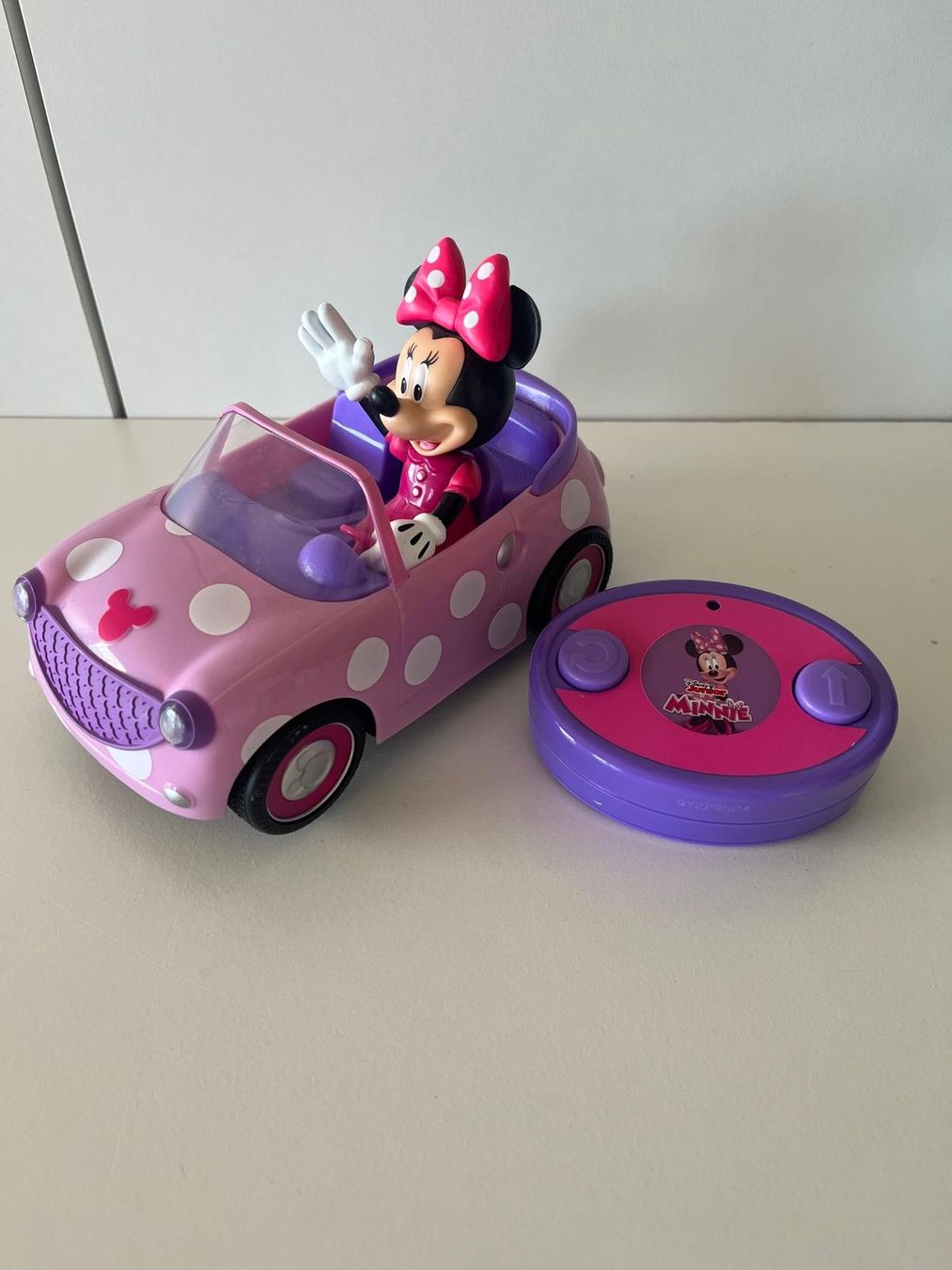 RC Modellbau: Macchina Minnie Mouse radiocomandata rosa con telecomando – Gebraucht aus Twann von Alb32
