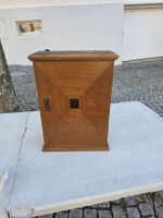 Wandschrank aus Holz mit zwei Fächern kein Schlüssel. 