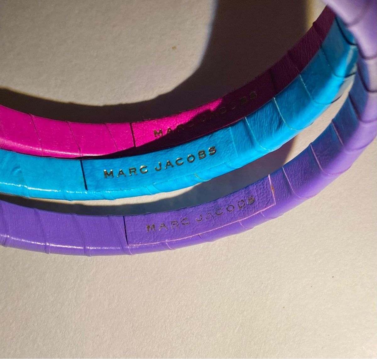 Marc Jacobs Bracciali & Braccialetti: 3 Bracelets joncs en cuir - Marc Jacobs  – Usato da St-Ursanne venduto da Heavenly10 1
