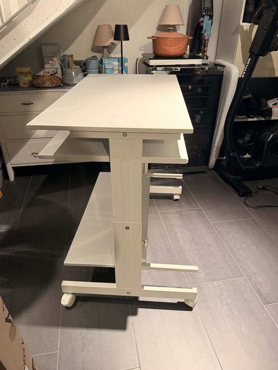 Tische: Höhenverstellbarer Tisch – Gebraucht aus St. Gallen von lio_75kd 2