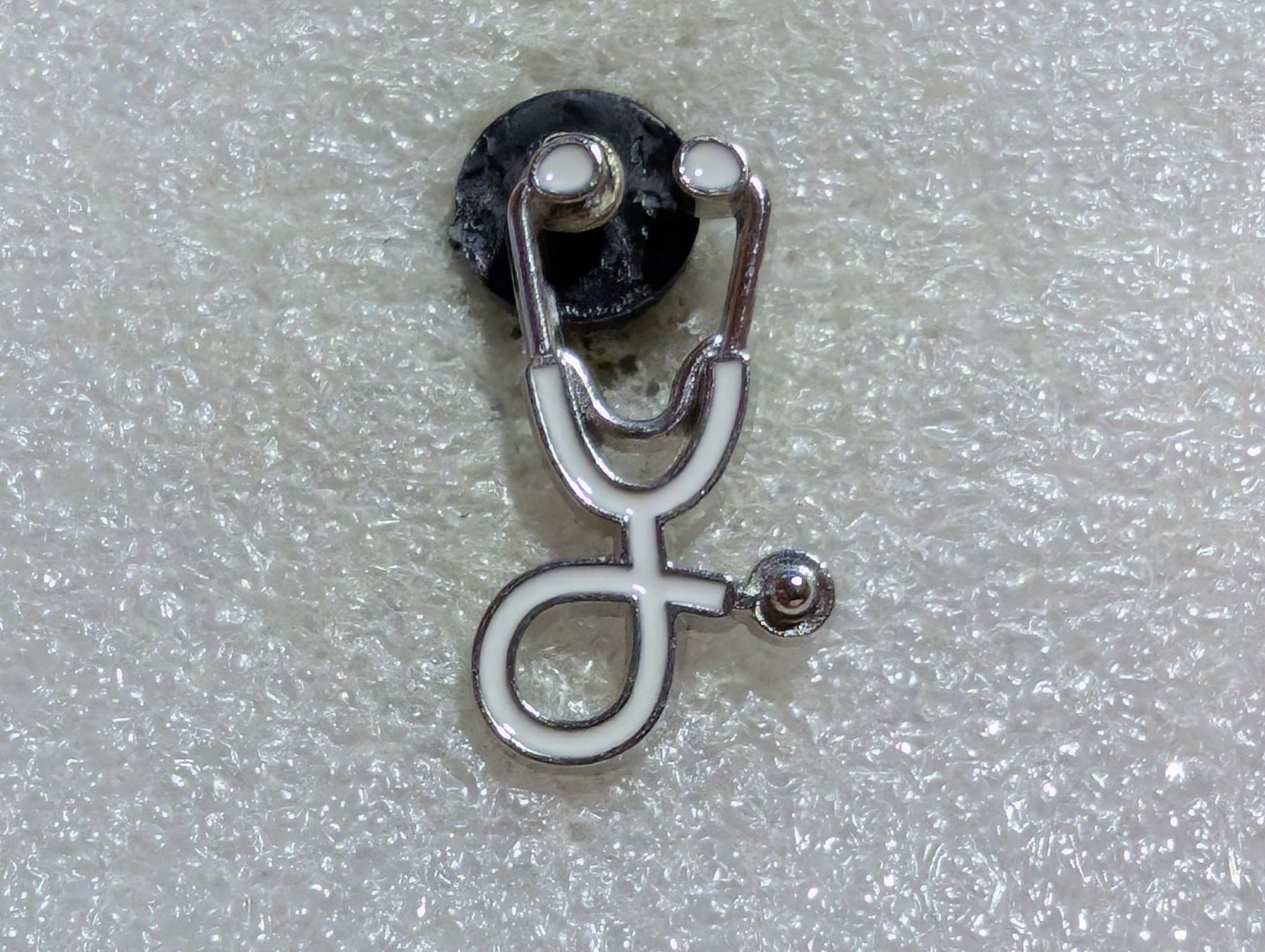 Placchette & Badge: Ansteckpin 206:  Stethoskop – Usato da Oppligen venduto da Pin-Fall-Shop