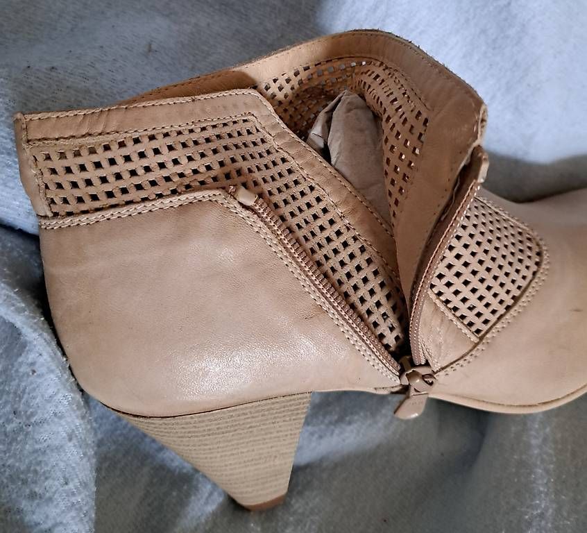 Scarpe da donna: Stiefelette Neu beige Gr. 40 Marke Nero Giardini – Usato da Märwil venduto da SchmidC14 3