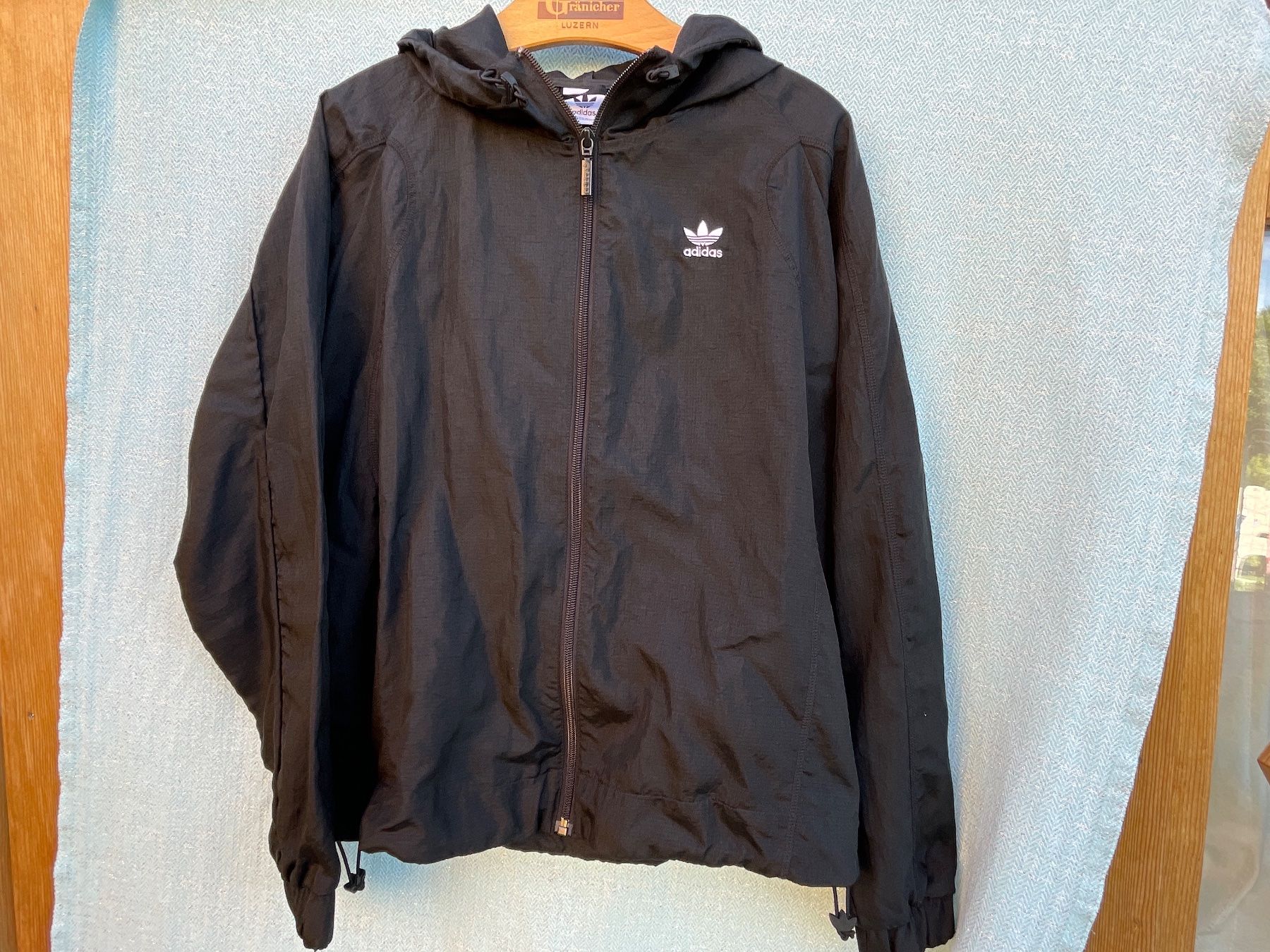 Adidas Giacche: Schwarzes ADIDAS Jäckli Gr. 32 – Usato da Frasnacht venduto da GracyStore 4