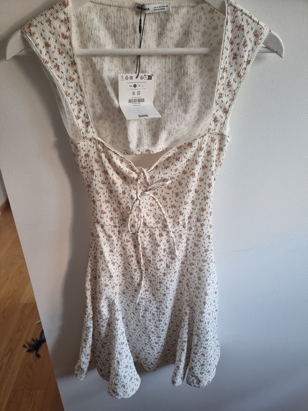 Bershka Vestiti: Blumen-Kleid Gr S mit Schnürung  – Nuovo e nell'imballaggio originale da Altstätten SG venduto da melii._.98