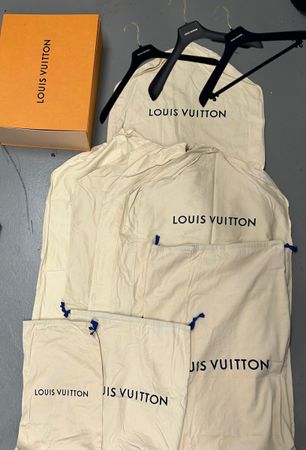 Louis Vuitton Set 8 Staubbeutel, 3 Kleiderbügel, 1 Box