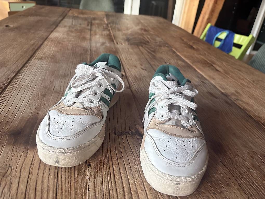 Damenschuhe: Vintage Adidas Sneakers 37 1/3 – Gebraucht aus Ried b. Kerzers von Yomue 3