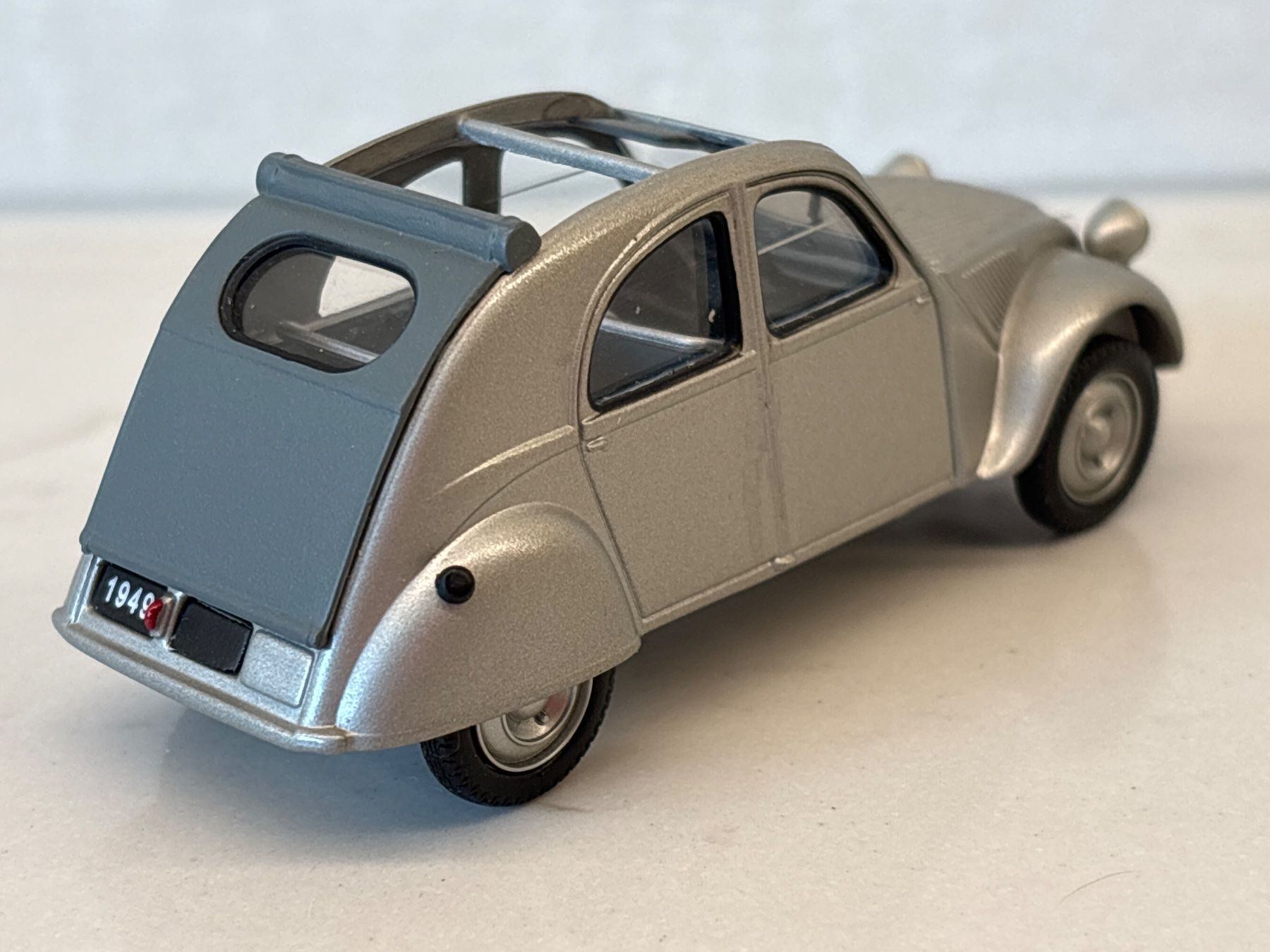 Modellini d'auto: Universal Hobbies Citroën 2cv 1949 1/43 – Usato da Gollion venduto da Hampton 1