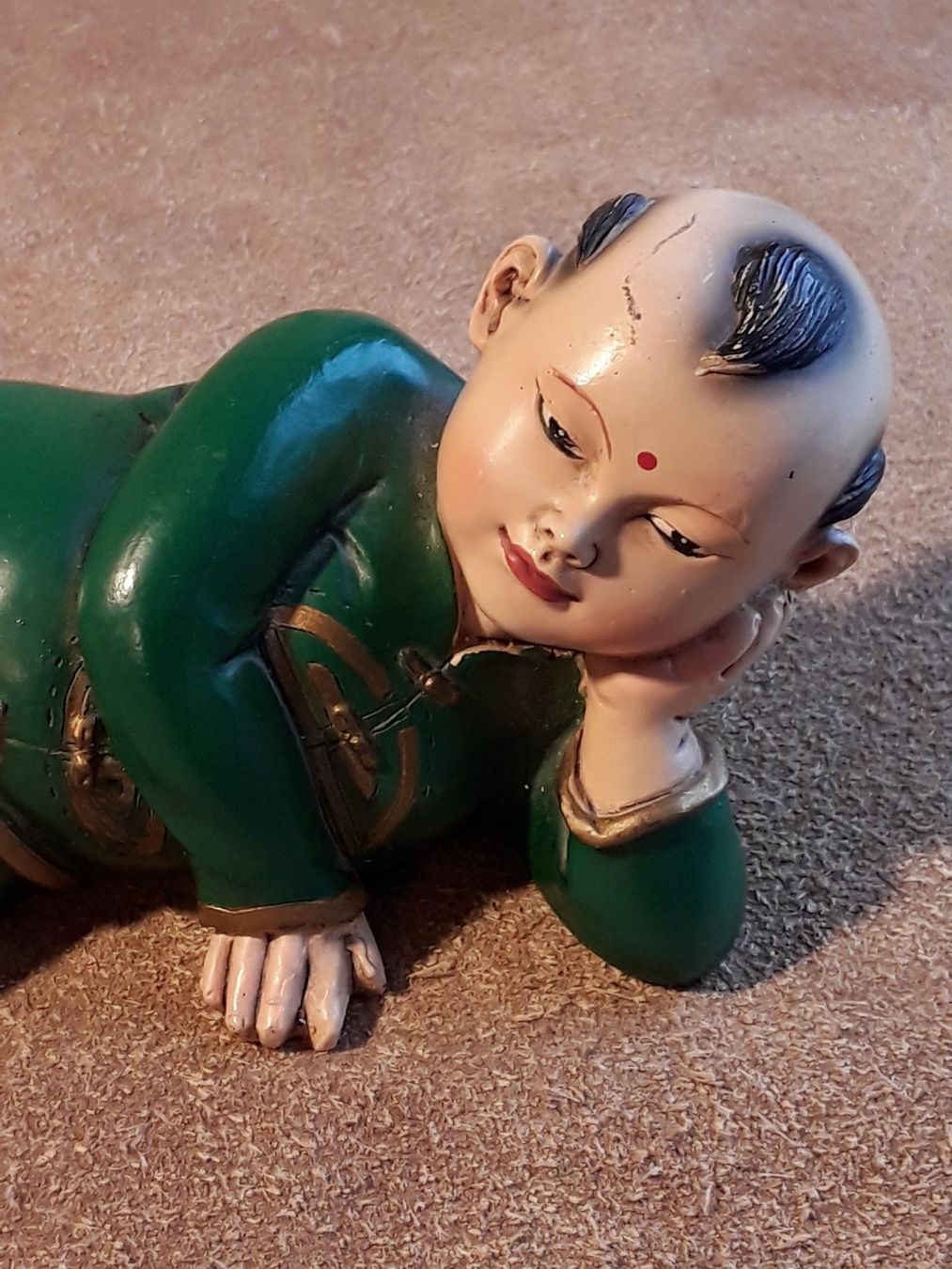 Statuette: Figur eines liegenden Mannes CHINA, ca 1950 – Usato da Zürich venduto da philpip 2