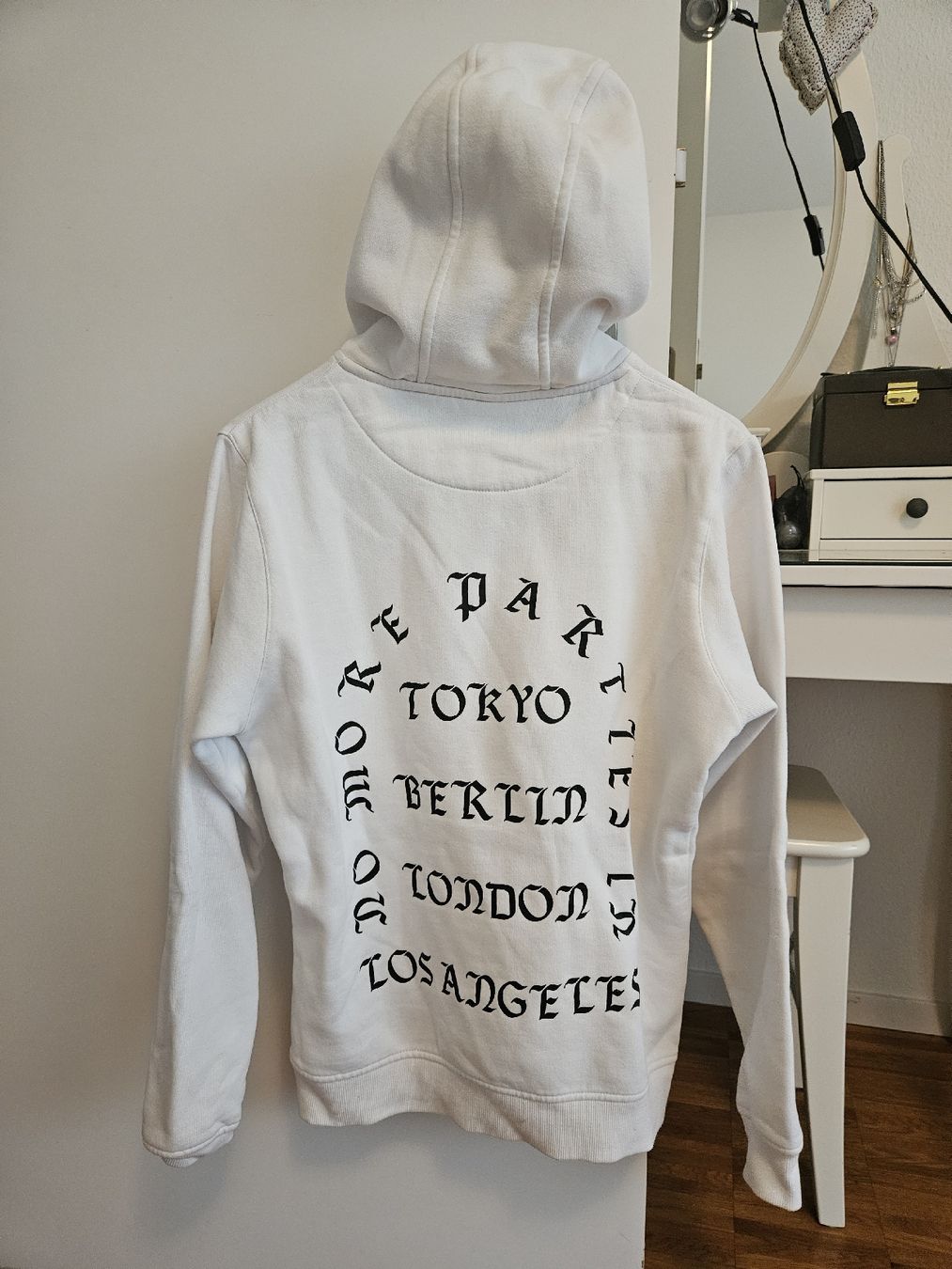Maglioni & Felpe: weisse Hoodie – Usato da Kilchberg ZH venduto da tan_g9ny 1