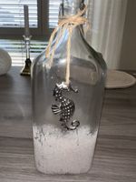 Dekoflasche mit Seepferdchen und Sand maritim