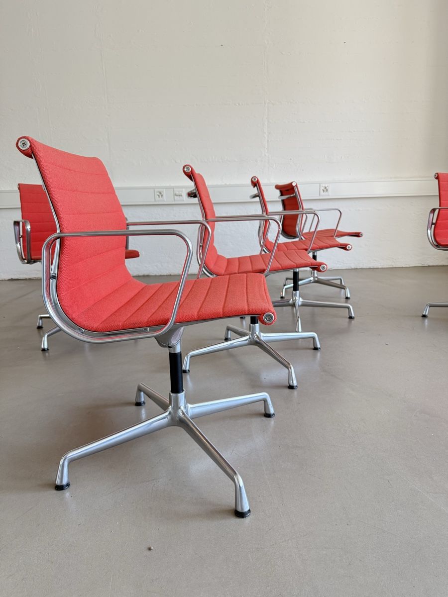 Eames Sedie: Vitra EA 108 Bürostunl von Eames in rotem Hopsak – Usato da Grenchen venduto da Design-Outlet