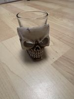 Glas mit Totenkopf Halterung, Whiskyglas, neuwertig