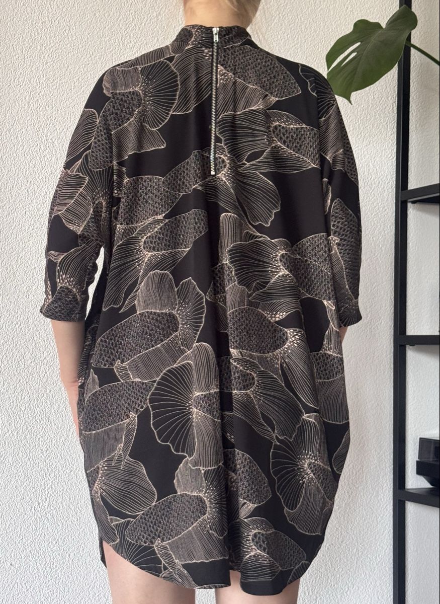 Monki Vestiti: Monki Kleid Oversized Blumenmuster Schwarz – Usato da Gibswil venduto da Engelsgleich 2