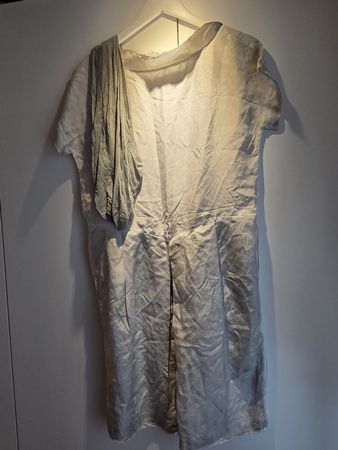Sommerkleid aus Seide, hellgrau mit Strumpfhosen - ideal für