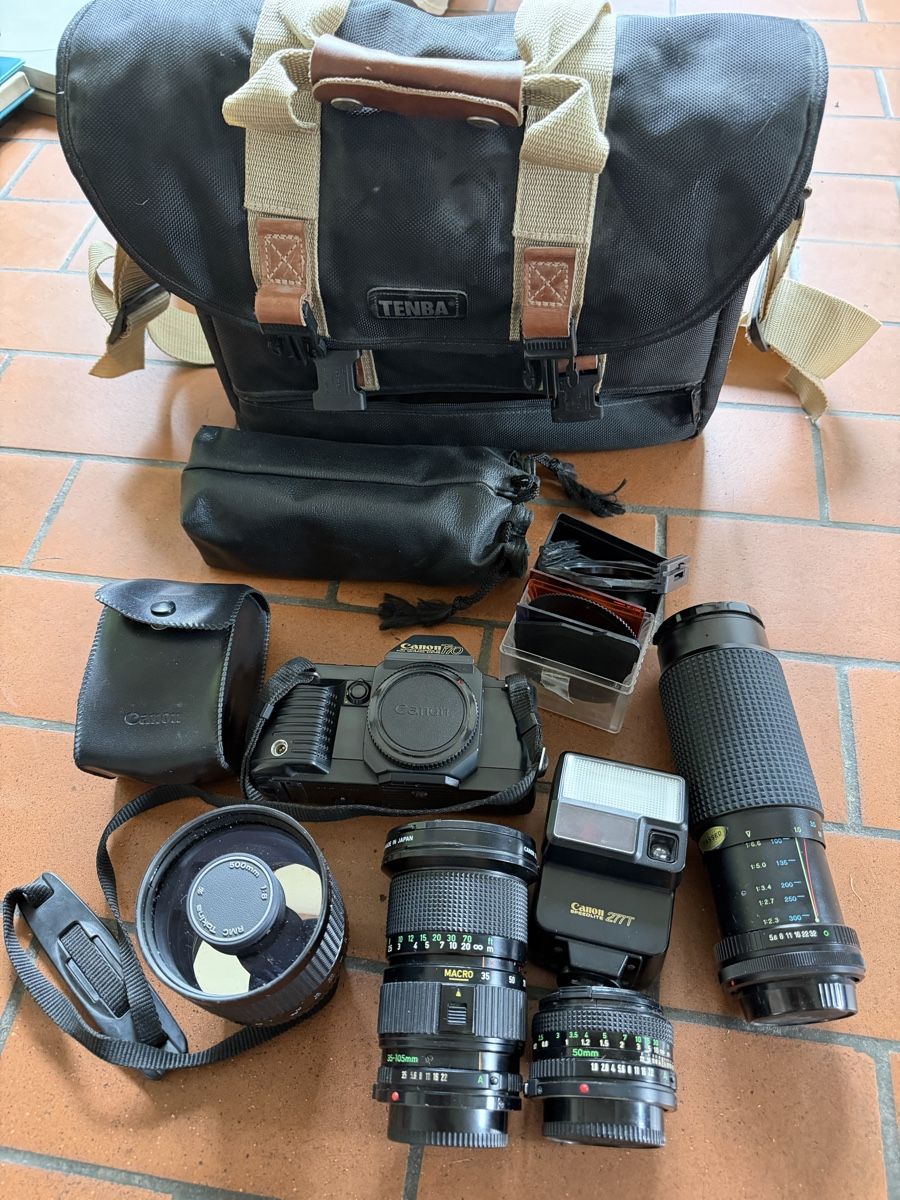Canon Appareil photo: Canon T70 analog + 4 FD-Objektive, Blitz, Tasche – D'occasion à Zürich par Philsigi