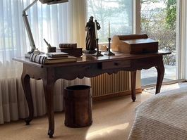 Schreibtisch mit Intarsien-Tischplatte und Schublade