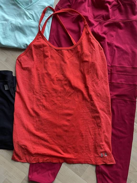 Under Armour Lotti di vestiti: Cooles Sportkleider Paket Gr. M – Usato da Schönenberg TG venduto da cocifrosch94 3