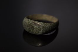 Mittelalterlicher Fingerring mit verbreitertem Kopfbereich