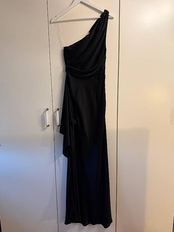 Kleider: SCHWARZES ONE-SHOULDER-MAXIKLEID – Neu und originalverpackt aus Niederhelfenschwil von Mileko