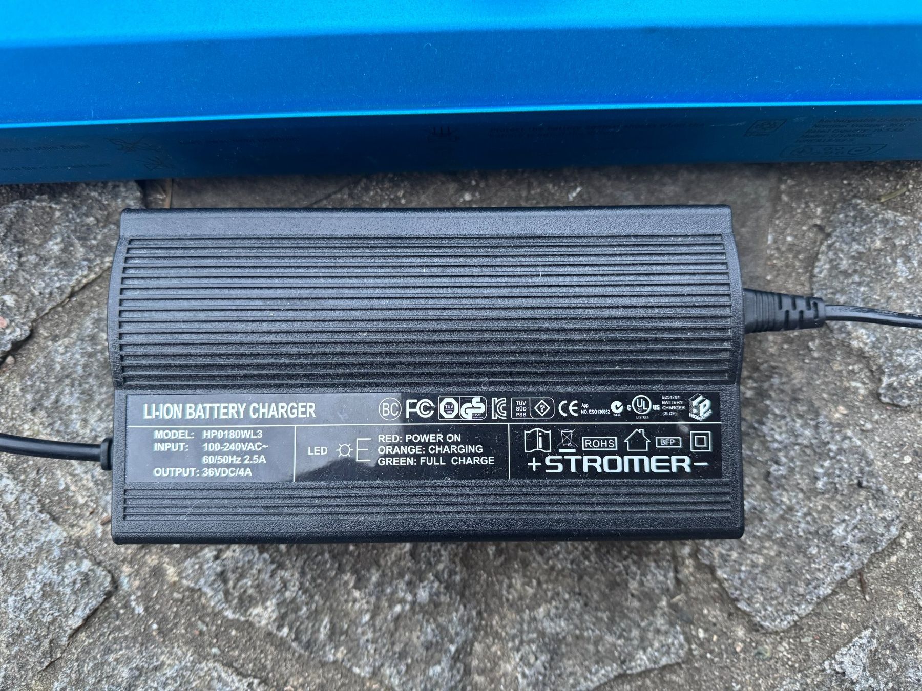 Caricabatterie: Stromer ST1 Ladegerät Original - HP0180WL3 36VDC/4 – Usato da Volketswil venduto da mstonys 4