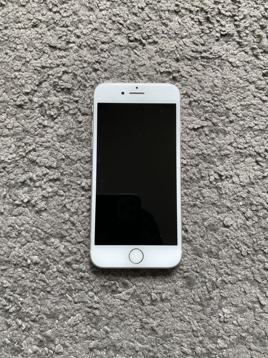Apple Telefoni cellulari / Smartphones: iPhone 8 blanc 64Go impeccable N.14 – Nuovo (secondo la descrizione) da Genève venduto da eth_6qs6 1
