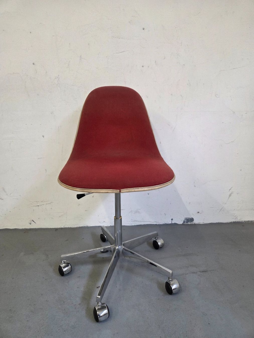 Sedie: 11.) Eames / Vitra / Bürostuhl – Usato da Zürich venduto da PeterPanama