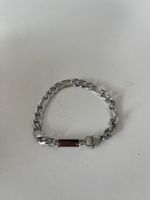 Silberfarbenes Armband mit Icon Schriftzug, neuwertig