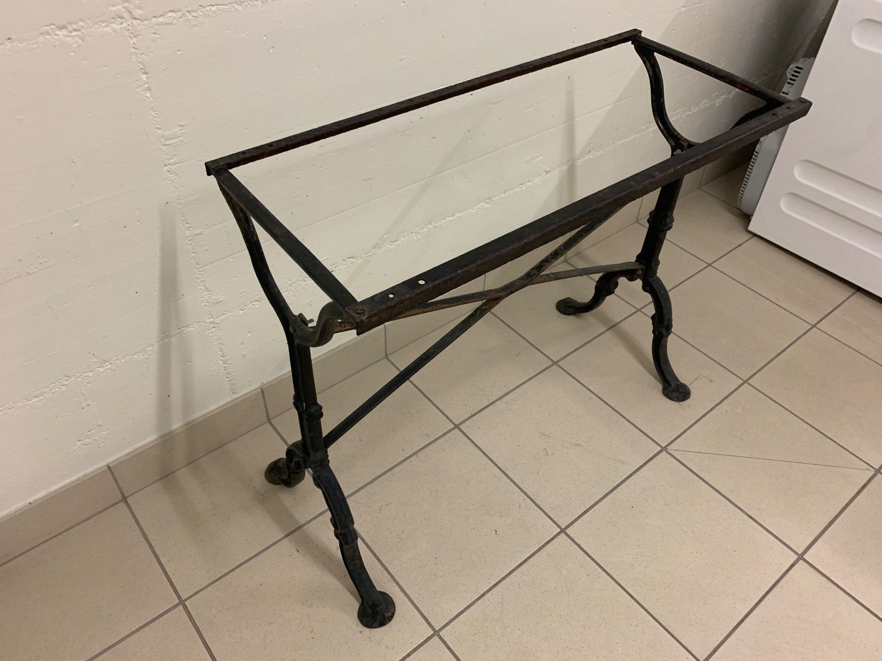 Altri mobili: Pieds de table en fonte. – Usato da Vessy venduto da Panpan2 2