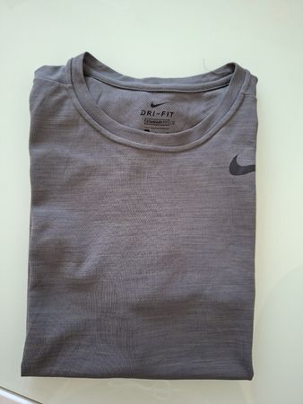 T-shirt Nike Dri-FIT gris a manches courtes, col rond