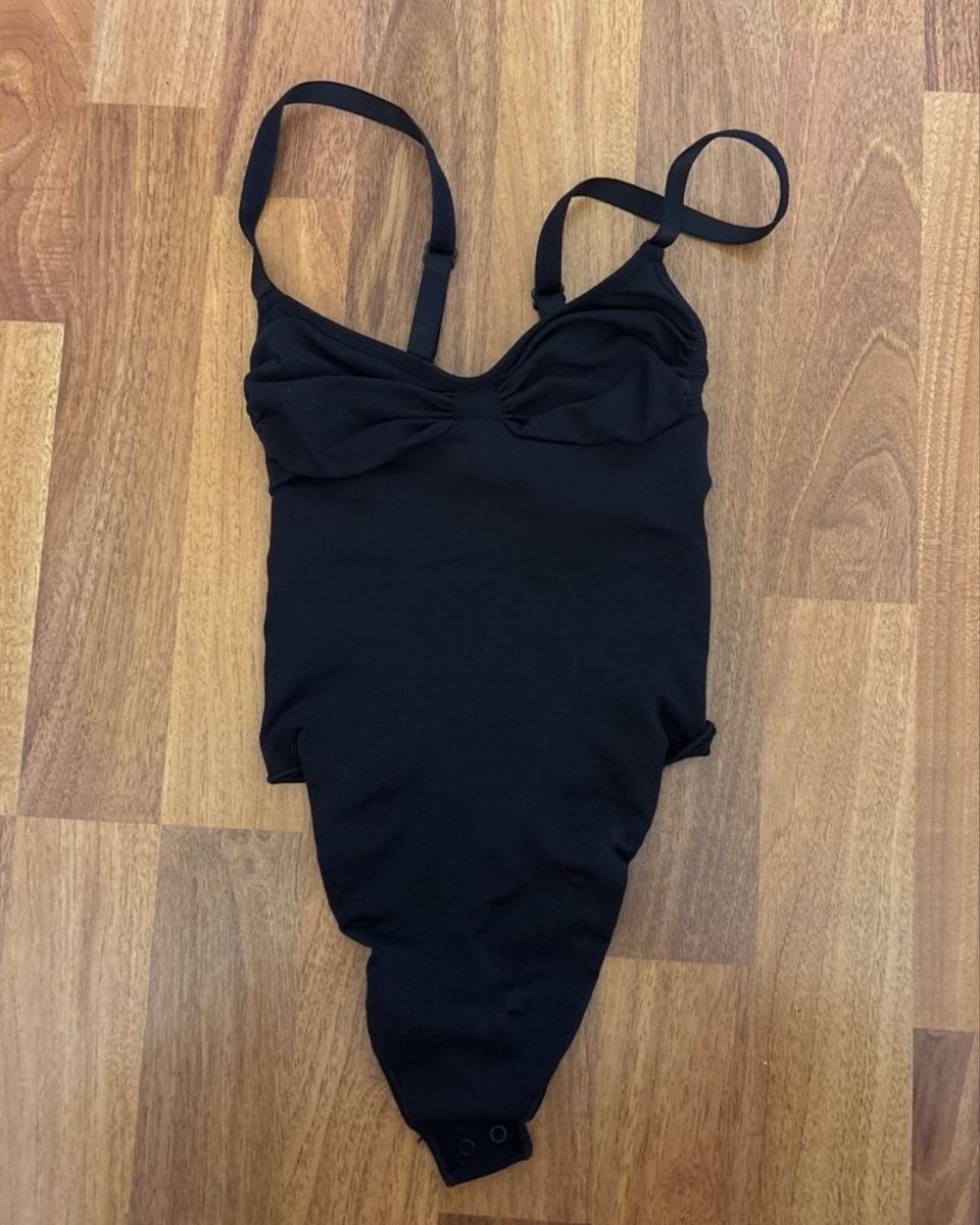 Skims Tops: SKIMS Bodysuit black Size S – Neu (gemäss Beschreibung) aus Kirchberg SG von schwarzekatze7