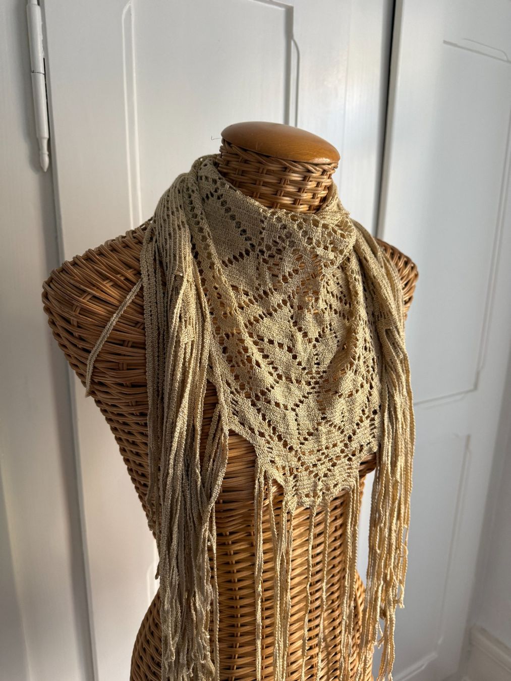 Foulard & Sciarpe: Dreieckstuch Schal beige mit Fransen – Usato da Zürich venduto da Diazaio 1