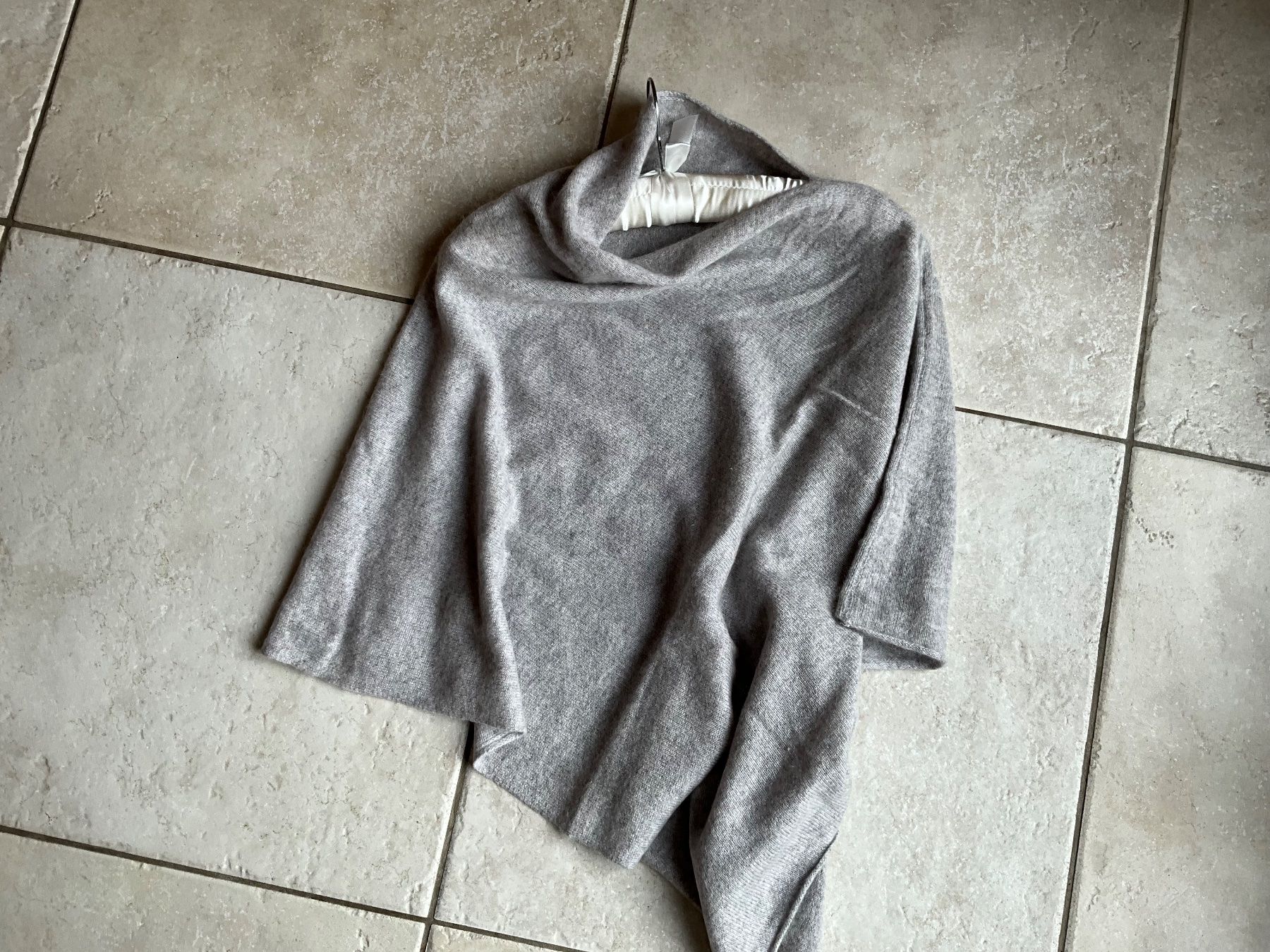 Sonstige Damenmode: Poncho en cachemire – Gebraucht aus Meinier von Izabelaanna