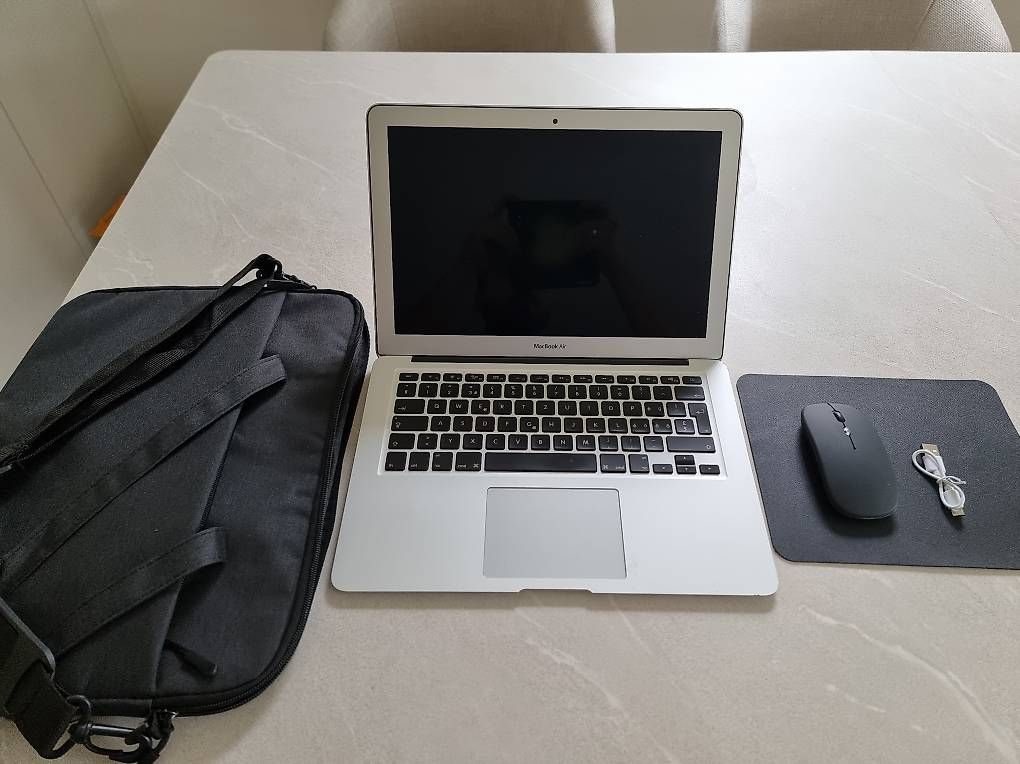 Apple Notebook: Apple MacBook Air 13" mit Tasche & Maus – Usato da Vaduz venduto da Safak_Yz