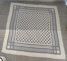 Foulard Opus motif graphique blanc et bleu