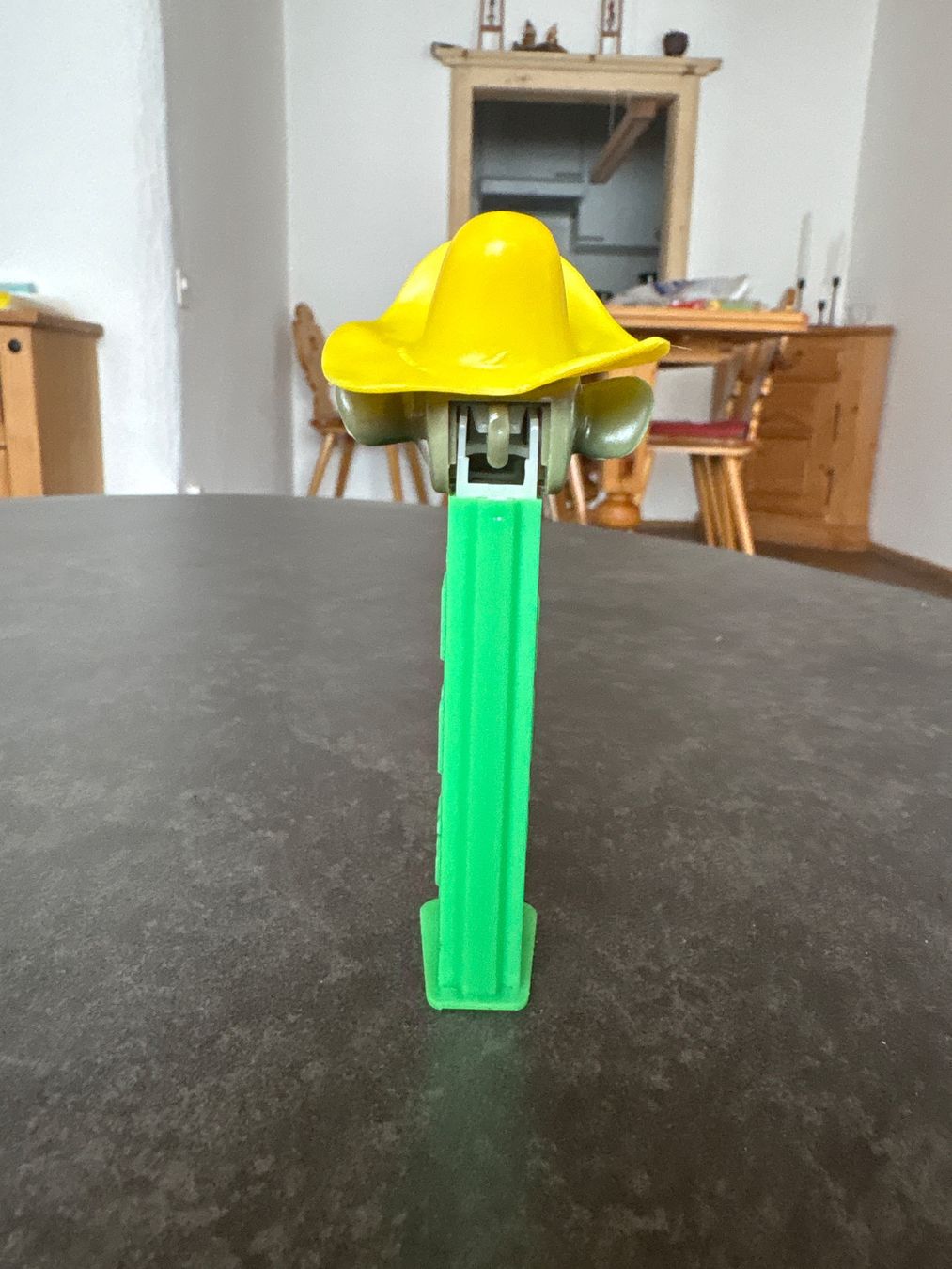 Pez Statuette: PEZ Speedy Gonzalez, Olive Face, Thin Feet, 3.9 Stem – Usato da Zürich venduto da Turbotoys 2