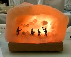 Wunderschöne Salzkristall-Lampe mit Steinbruch-Arbeitern