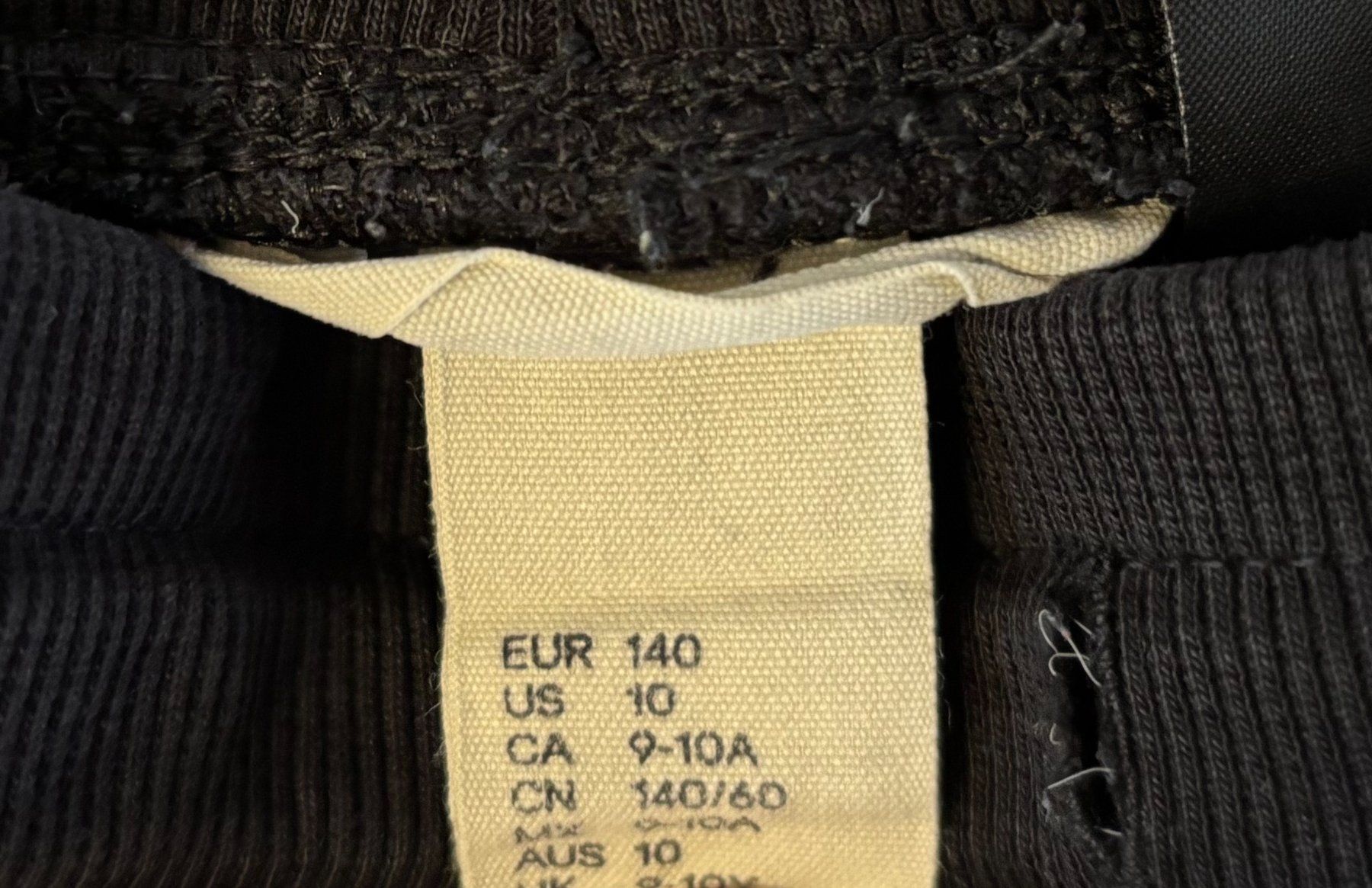 Hosen: 3 schwarze Hosen in Grösse 140 – Gebraucht aus Zürich von IlkaK 6