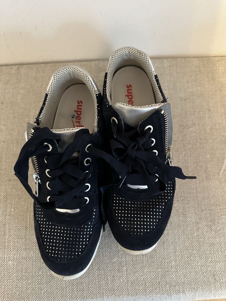 Scarpe per ragazze: Superfit Mädchen Turnschuhe, Gr. 35, Dunkelblau-Silber – Usato da Heiden venduto da Imocan82