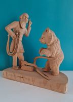 Holzskulptur "Bär und Holzhauer", unten signiert