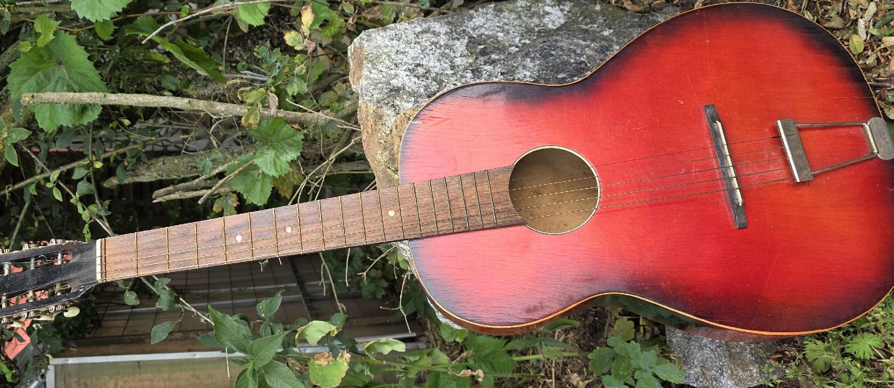 Musikinstrumente: Vintage Konzertgitarre rot – Gebraucht aus BELLINZONA von Dolcerelax