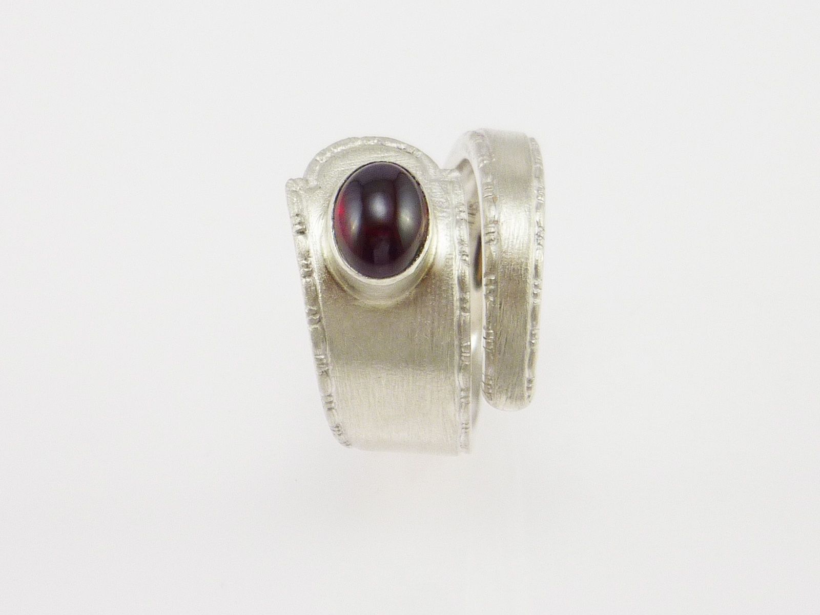Ringe: Offener Silberring mattiert mit ovalem Granat – Neu und originalverpackt aus Meilen von Byrd-bijoux 2