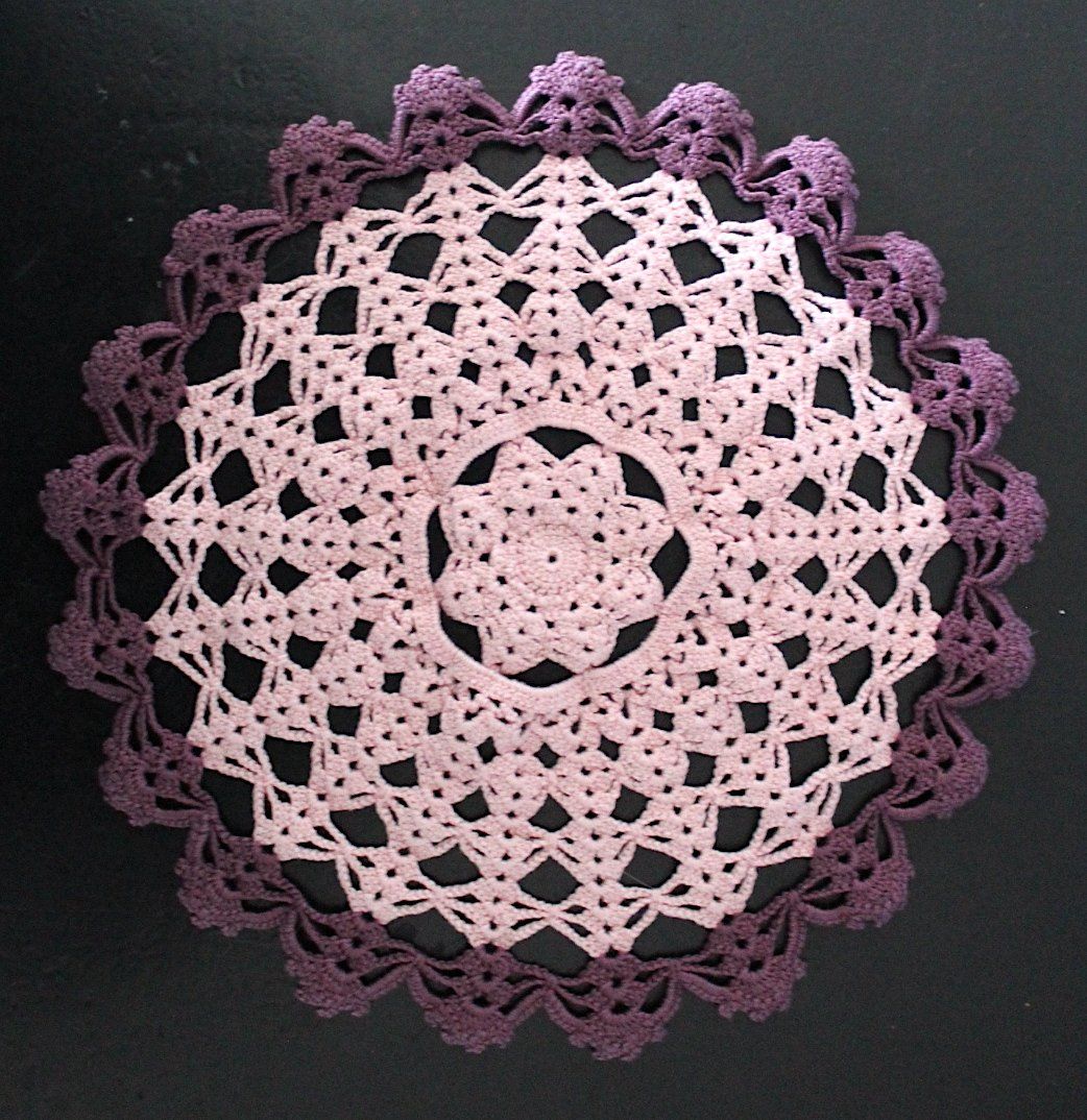 Altra biancheria da tavola: Neuwertige, Rosa & Violet Häckeldeckchen, ca.25cm – Usato da Locarno venduto da fripui 1