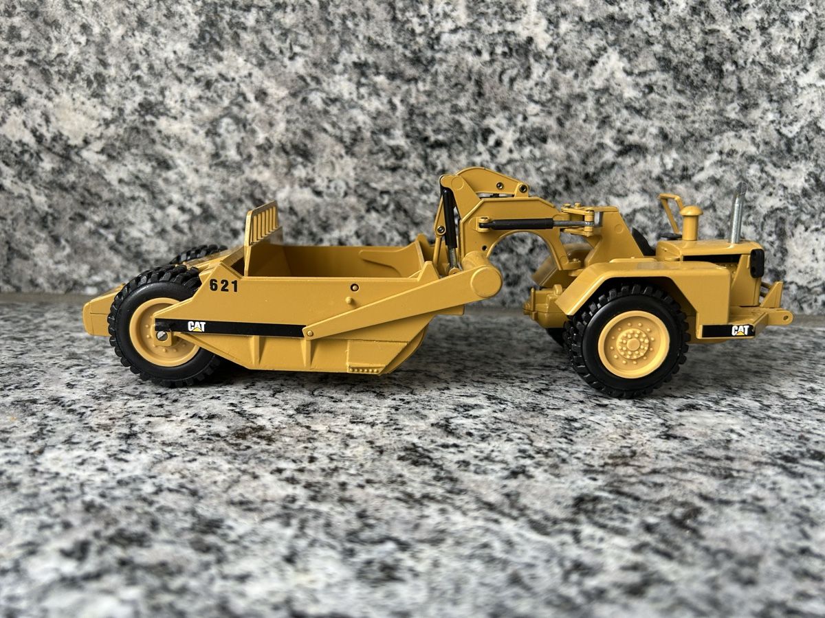 Caterpillar Kit di modellismo & Modellini statici: Caterpillar 621 Scraper, 1:50, NZG – Usato da Horw venduto da Tigercat635