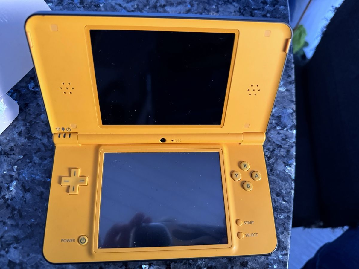 Nintendo Konsolen: Nintendo DSi XL gelb – Gebraucht aus Spiez von  2