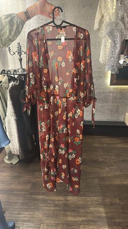 Kimono léger fleuri esprit vintage, parfait pour l'été!