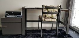 Schreibtisch, Schreibtischstuhl und Rollcontainer