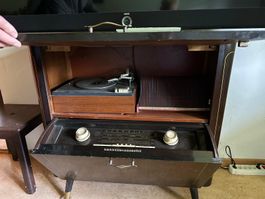 Möbel mit antikem Radio und Plattenspieler, Grundig Majestic
