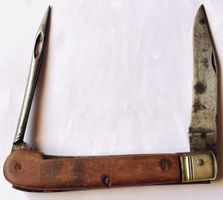 Altes Victoria-Sackmesser,mit Ahle und Holzgriffen